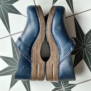 Dansko Clogs Size 42, Navy Smooth Leather Upper with Wood-Style Rubber Sole